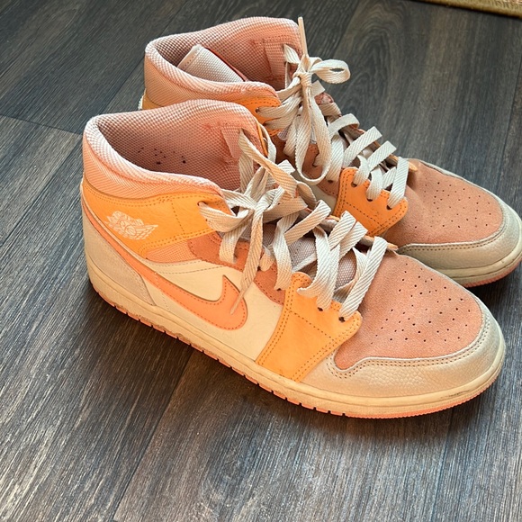 WMNS AIR JORDAN 1 MID Apricot - Picture 1 of 13